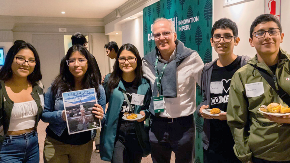 Dartmouth Trustee Emeritus Carlos Rodríguez-Pastor TU'88 welcomed local prospective students to an admissions session in Lima.