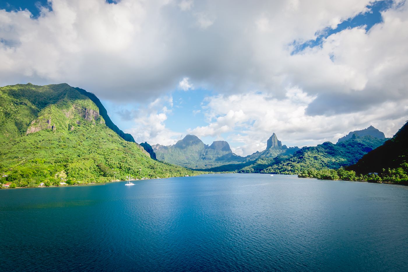 Tahitian lake