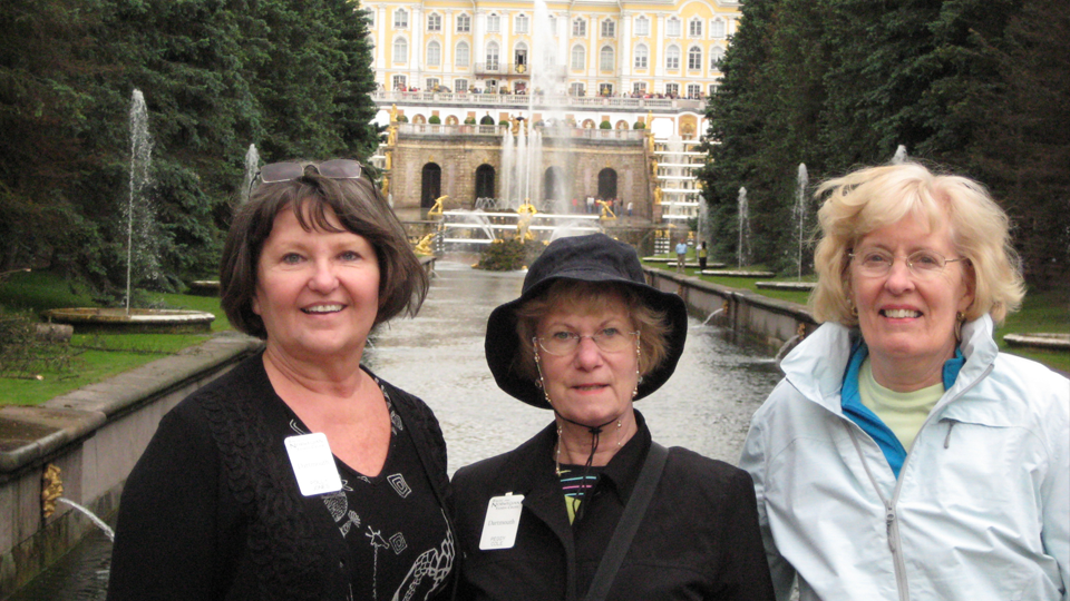 Polly Jones, Peggy Cole, and Suzy Brennan outside a palace in St. Petersburg
